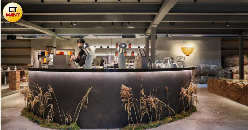 一入內便可看見視覺搶眼的吧台，除了點綴糧草意象，後方還有大瓦罐時時煮茶。（圖／林士傑攝）