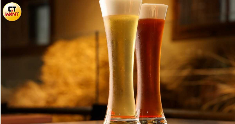 使用萃茶機再混合啤酒花製成的「包種香片啤啤茶」（左）、「炭焙烏龍啤啤茶」，暢快氣泡與綿密泡沫讓人彷彿在品飲啤酒，風味清爽回甘。（各150元，圖／林士傑攝）