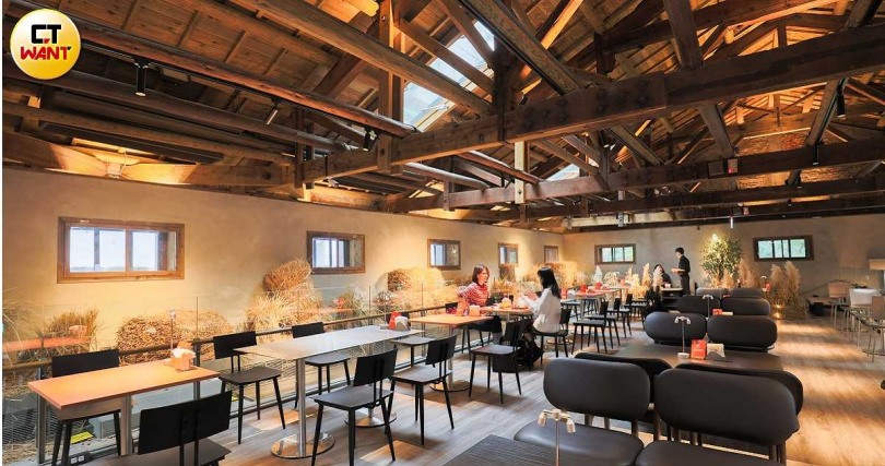 具有濃濃歷史感的檜木天花板是建築一大特色，晚上還會將燈具轉換方向、打光在天花板，吸引客人抬頭關注。（圖／林士傑攝）