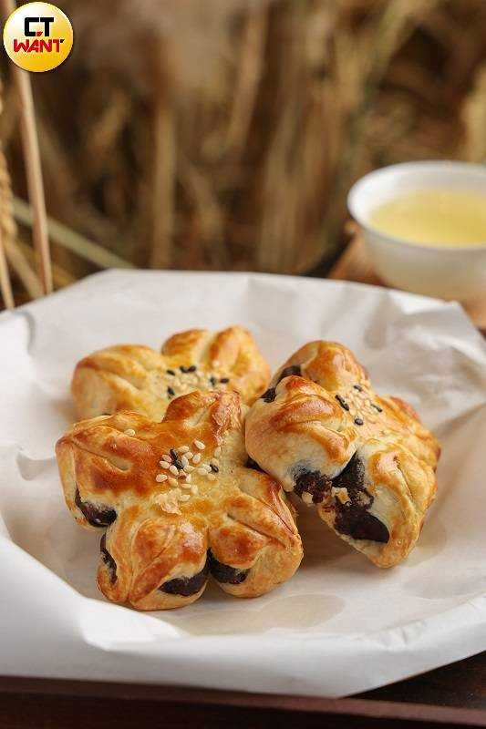 適合配茶的中式甜點「荷花酥」（125元）豆沙餡綿而不膩，店內亦有添入炭焙烏龍、白桃烏龍的西式馬卡龍等不同甜點可選擇。（圖／林士傑攝）