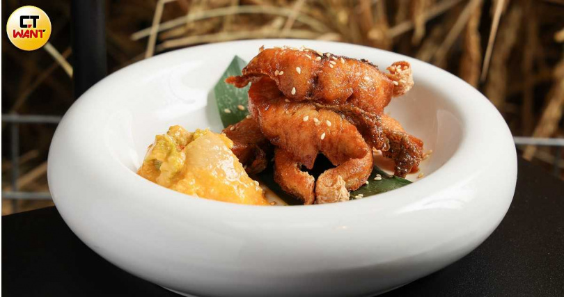 「柴燒麥芽鱸魚」在酥脆的鱸魚外層裹上柴燒麥芽醬，帶來煙燻香氣，一旁還附上自製的黃金泡菜酸甜解膩。（260元，圖／林士傑攝）