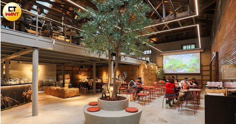 一茶一瓦品牌首店進駐一號糧倉，座位設計並不擠迫，每年還將規劃公益性展覽或茶藝教學講座等活動。（圖／林士傑攝）