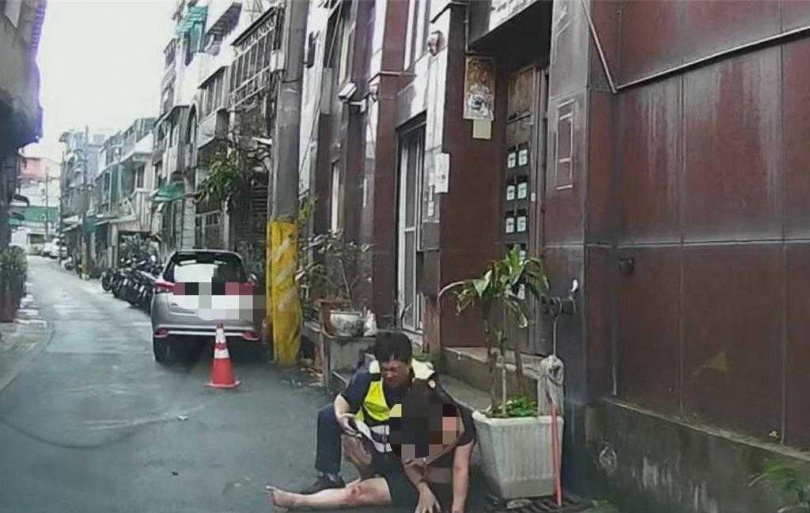 &nbsp; 警員遭到女子以辣椒水攻擊，仍強忍劇痛將對方壓制在地。（圖／警方提供）
