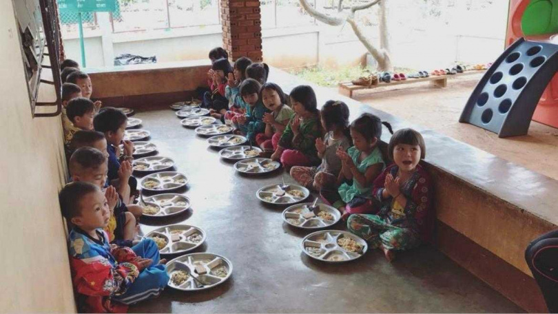 在泰國除了照顧大象，楊宜蓉也到貧民窟教小朋友打節奏。（圖／楊宜蓉提供）