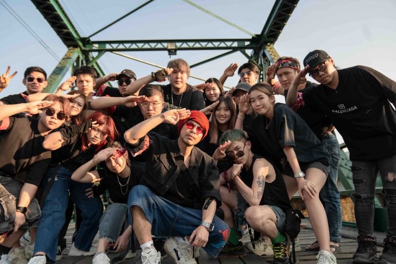 黃明志要大家唱歌被員工們大罵。（圖／亞洲通文創提供）