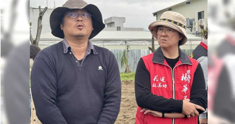 縣議員楊華美（右）組專案召集文化局、消防局等單位到遺址現場會勘，左為縣考古博物館典藏研究組長尹意智說明試挖現況。（圖／中國時報王志偉攝）