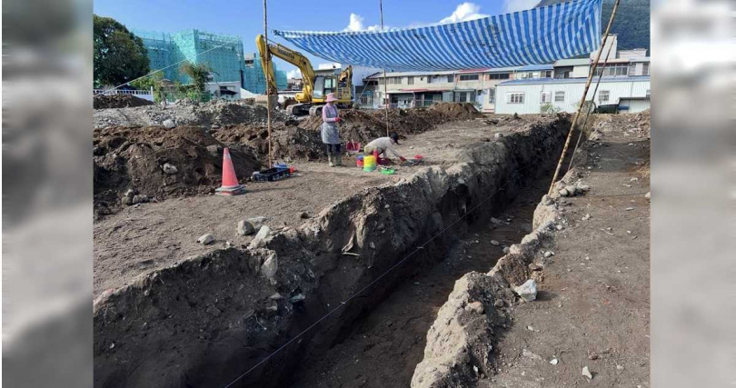 花蓮縣新城鄉戶政事務所、北埔消防分隊、北埔派出所辦公廳舍老舊拆除重建，工地挖掘到文化遺址。（圖／中國時報王志偉攝）