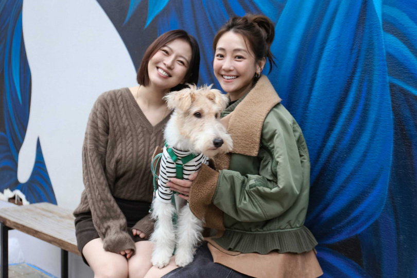 謝欣穎（右）說狗兒子Cooper是上天派來療癒她的。（圖／鏡電視提供）