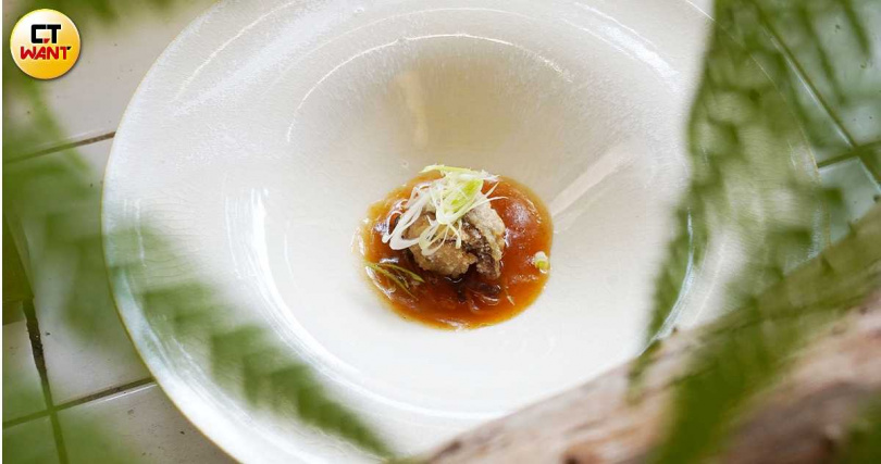 「五福臨門」將台灣古早味宴客菜「五柳枝魚」再變化。（圖／魏妤靜攝）