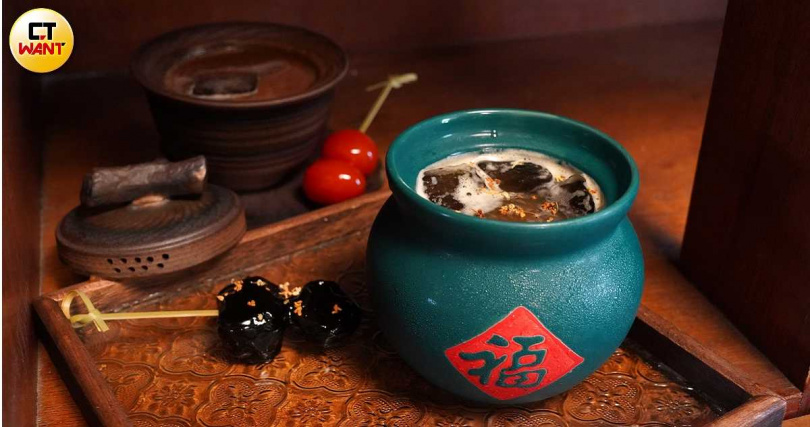 創意調酒「酸梅湯」（前）、「柑仔蜜」。（各380元，圖／魏妤靜攝）