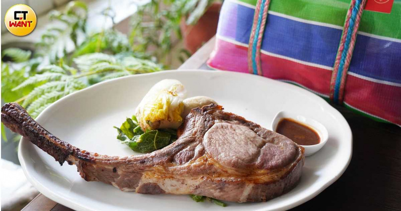 名為「諸事大吉」的戰斧豬排份量頗大，吃不完可用附贈的茄芷袋打包回家。（圖／魏妤靜攝）