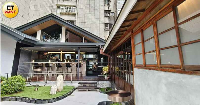 圖中右側具有歷史痕跡的居所改為用餐空間，左側則新建廚房與吧台，修復時的瓦片也作為庭院裝飾。（圖／魏妤靜攝）