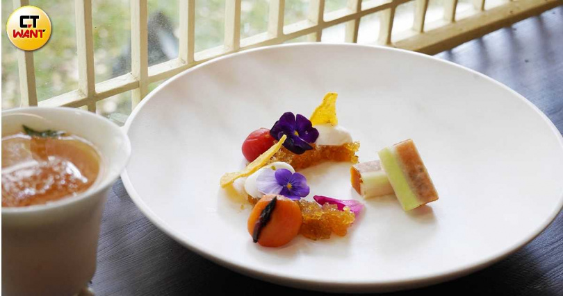 圖中將晚間套餐開胃小點「團團圓圓」、「烏金白玉」組合於一盤。（圖／魏妤靜攝）