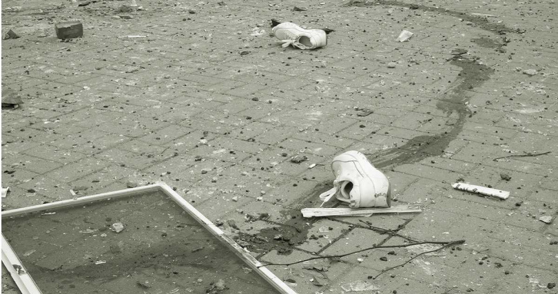 地上留有血跡和散落的鞋子。