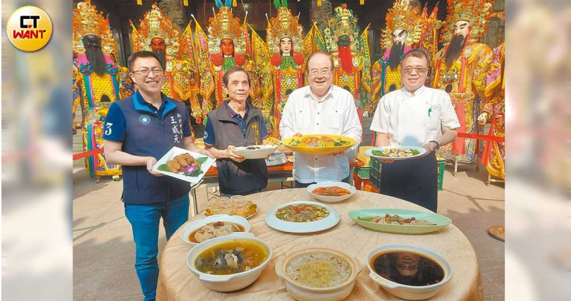 新北市三重先嗇宮神農大帝文化祭將從17日展開,先嗇宮董事長李乾龍(右二)、新北市議員王威元(左一)等人歡迎各界參加「神農藥膳宴」。(圖/報系資料照)
