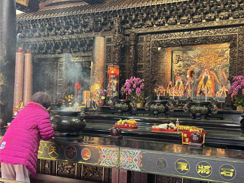 松柏嶺受天宮以修復、拆除重建、拆除不重建共3個選項請示帝爺公，其中拆除不重建連獲帝爺公賜8個聖筊。（圖／中國時報楊靜茹攝）