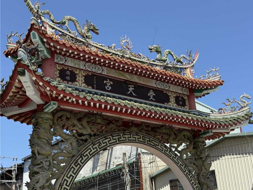 松柏嶺受天宮第二山門19日將拆除不重建，在網路掀起熱議。（圖／中國時報楊靜茹攝）