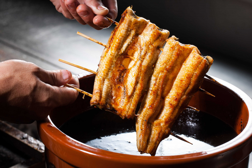 「大江戶町鰻屋」嚴選台灣養殖、符合外銷頂級標準的 4P 新鮮鰻魚，採用備長炭直火碳烤。（圖／大江戶町提供）