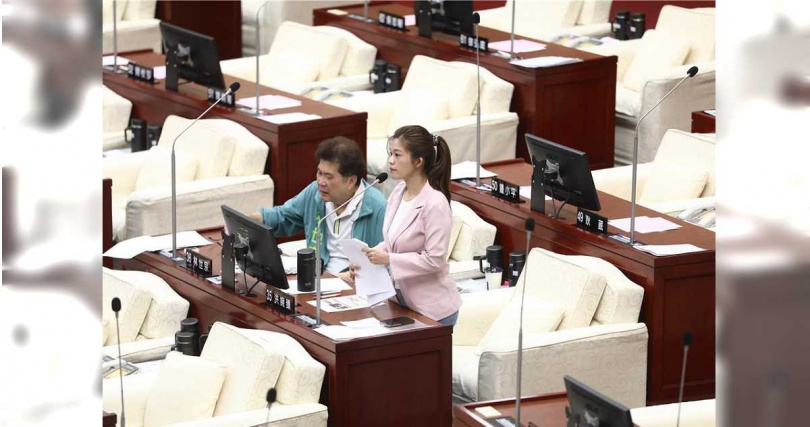 台北市議員洪婉臻踢爆，有人竟在社宅內拍攝不雅影片，還在住戶群組內發送連結，住戶不堪其擾跟青年局、都發局反映後，局處互相踢皮球，最後氣到提告妨礙風化。（圖／中國時報記者邱芊攝）