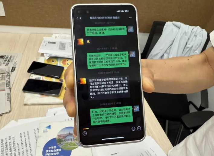 劉先生在醫院前接受採訪，強調自己只是為孩子就醫卻遭誤判精神病。（圖／翻攝自微博）