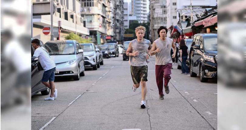 林家熙（左）拍 《拼命三郎》密集訓練傷了頸部。（圖／華映提供）