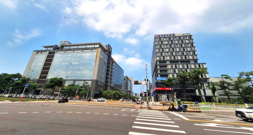 該案基地就位在高雄軟體園區與鴻海研發總部大樓旁。（圖／林榮芳攝）