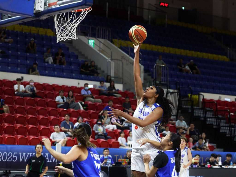 中華隊庫克斯（中）2日在瓊斯盃女籃貢獻17分、11籃板。（圖／中國時報杜宜諳攝）