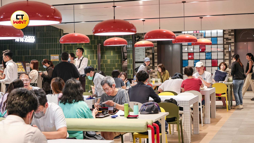 眾多美食品牌進駐美食街。（圖／李宗明攝）