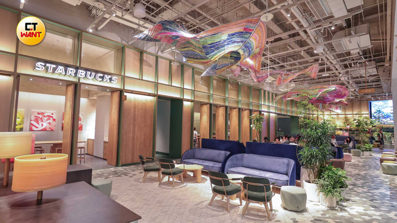 全台最大星巴克，融合台灣藍雀和山巒的意象。（圖／李宗明攝）