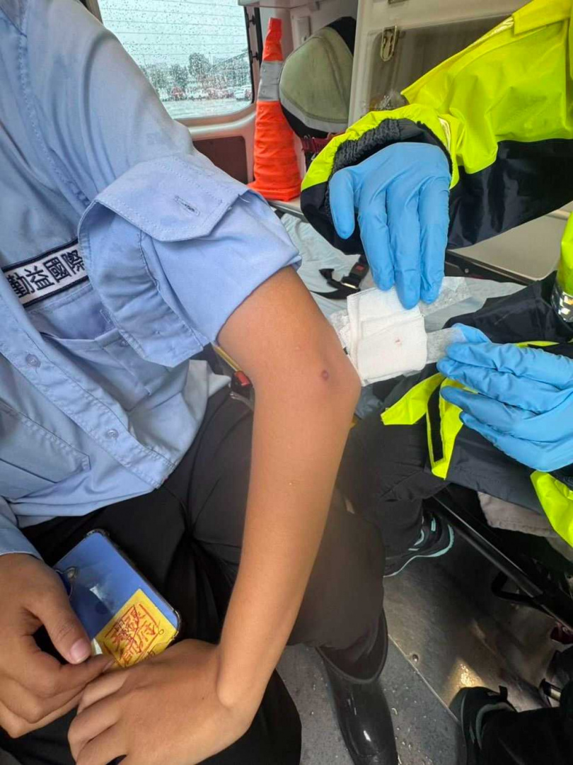 一名嫌犯持槍掃射台中市南屯區文心拖吊場,導致一名女保全中彈受傷。(圖/翻攝畫面)