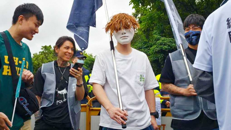 鬼針草聯隊是白營小草志工自發性組成的監票團體，隊長上官澈參加公開活動時，總是頭戴面具示人。（圖／上官澈提供）