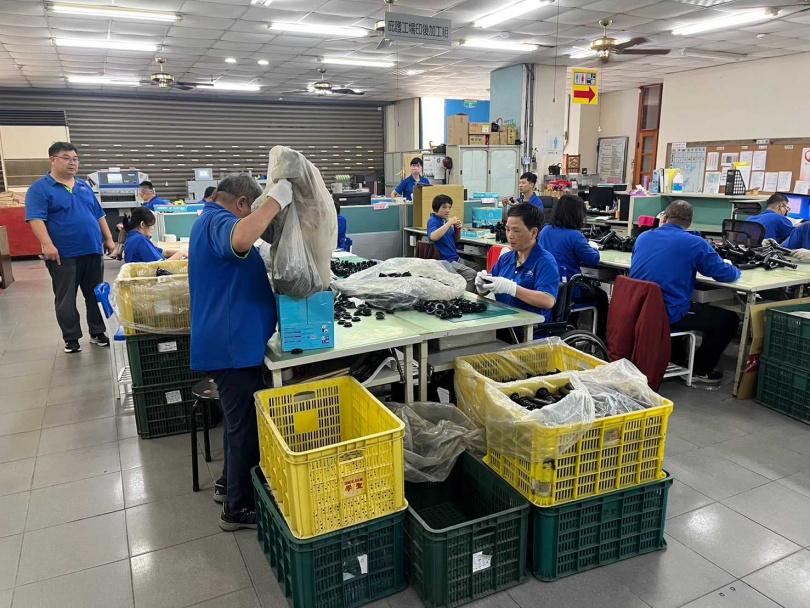 伯立歐家園透過訓練讓不同障別的身障員工學習工作技能媒合至外界就業。（圖片提供／頂新和德文教基金會）