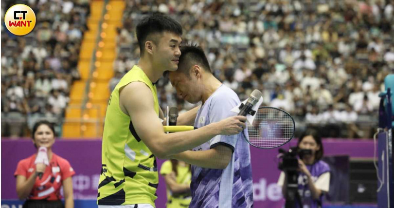 李洋(右)在去年的退役儀式上激動落淚,王齊麟(左)對他送上擁抱。(圖/劉耿豪攝)