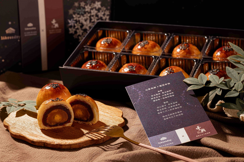 巢屋「經典蛋黃酥」嚴選台灣紅土鹹鴨蛋,外皮薄酥、內餡滋潤飽滿。(早鳥價940元/8入,圖/巢屋Libreadry提供)