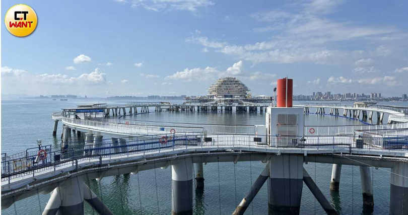 耕海1號的結構堅固，可承受10級風浪，並透過智能系統自動完成水質監測、魚群投餌與健康管理。（圖╱王若攝）