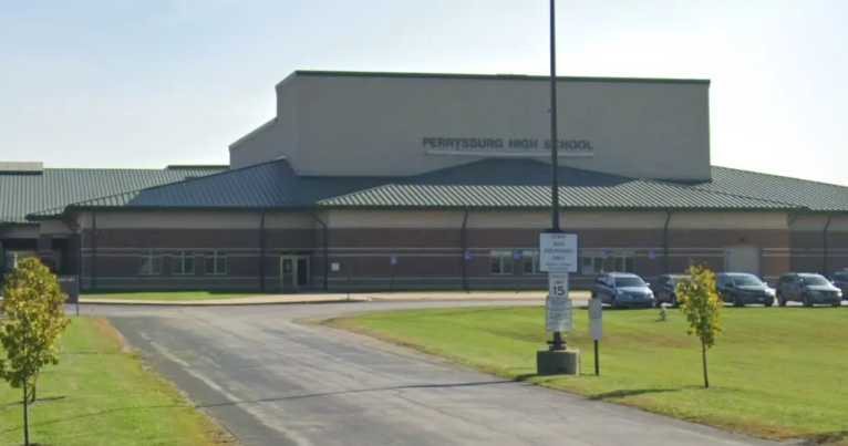 案發地點為俄亥俄州佩里斯堡高中（Perrysburg High School），該名冒名學生曾在此就學長達14個月。（圖／Google Map）