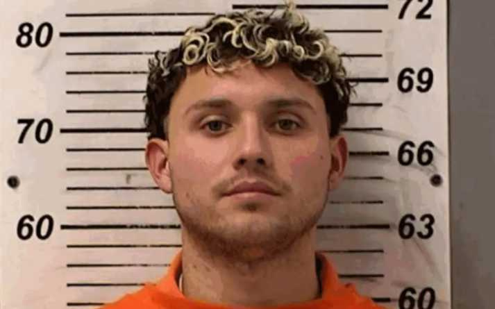 警方在嫌犯住所床墊下查獲一把手槍與三個子彈匣，另發現偽造身分證與預付手機，揭露其虛構身分。（圖／Corrections Center of Northwest Ohio）