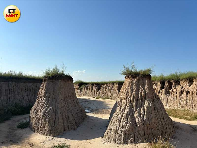 大同土林像是一座巨大的迷宮，四周峭壁林立，中間蜿蜒曲折。（圖╱王若攝）