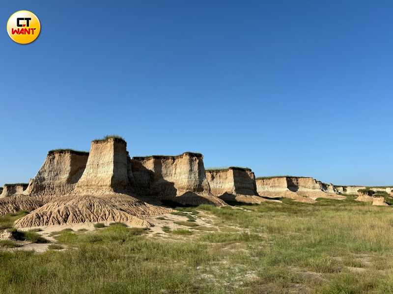 土林千姿百態的土柱、土牆、土崖與峭壁，從不同角度、不同距離觀看，都有不同的視覺衝擊力。（圖╱王若攝）