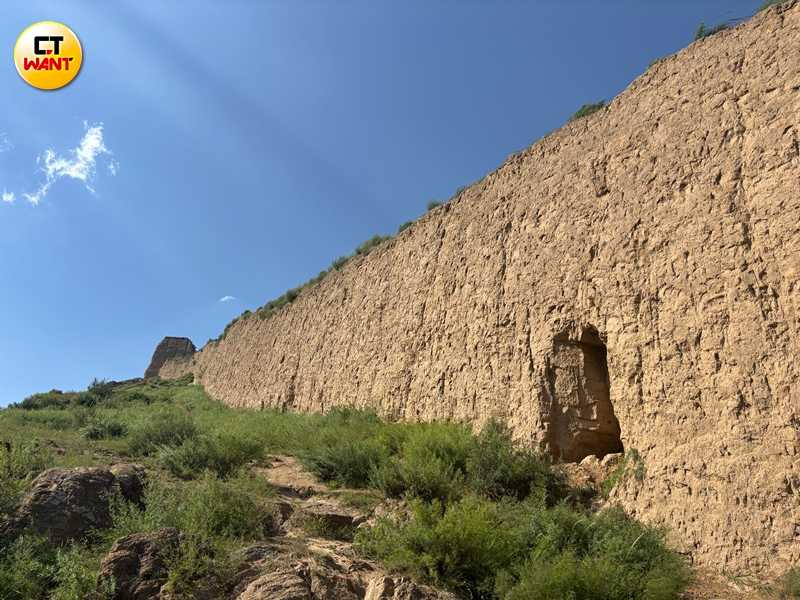 李二口長城的牆體以黃土夯築為主。（圖╱王若攝）