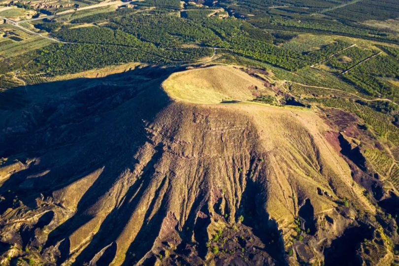 大同火山約在74萬年前開始活動,經過三期反覆多次噴發,在6-10萬年前停止活動,形成今天的火山群景觀。(圖╱翻攝自百度官網)