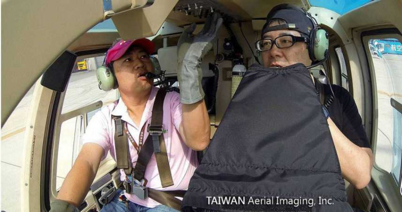 《看見台灣》導演齊柏林多次搭乘凌天航空直升機拍攝，卻在2017年8月，搭乘凌天飛機行經長虹橋時墜機，齊柏林與其攝影助理和駕駛不幸身亡。（圖／翻攝看見台灣臉書）
