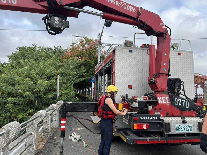 警消獲報後,緊急派員下水搶救。(圖/翻攝畫面)