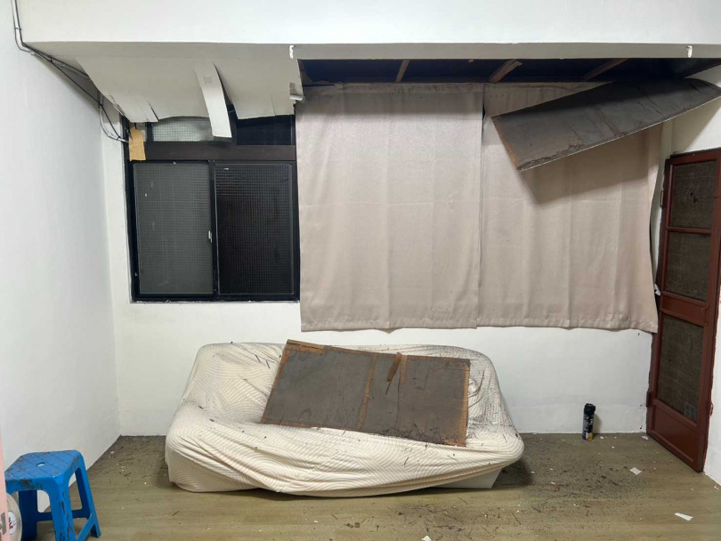 板橋住家因氣爆而滿目瘡痍，住戶在睡夢中被驚醒，還一度以為是「阿共打過來」。（圖／翻攝畫面）