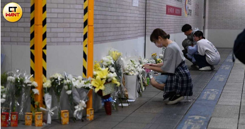 張文於北市隨機傷人,釀成4死慘案,有民眾陸續自發性前往獻花哀悼。(圖/謝秉浩攝)