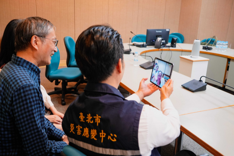 曾任臺大醫院急診部主任的顏瑞昇醫師及其女兒顏均蓉醫師父女檔。（圖／北市府提供）