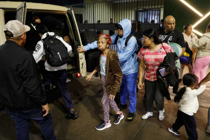 委內瑞拉首都卡拉卡斯凌晨傳出多起爆炸聲響,現場濃煙沖天,民眾驚慌逃離。