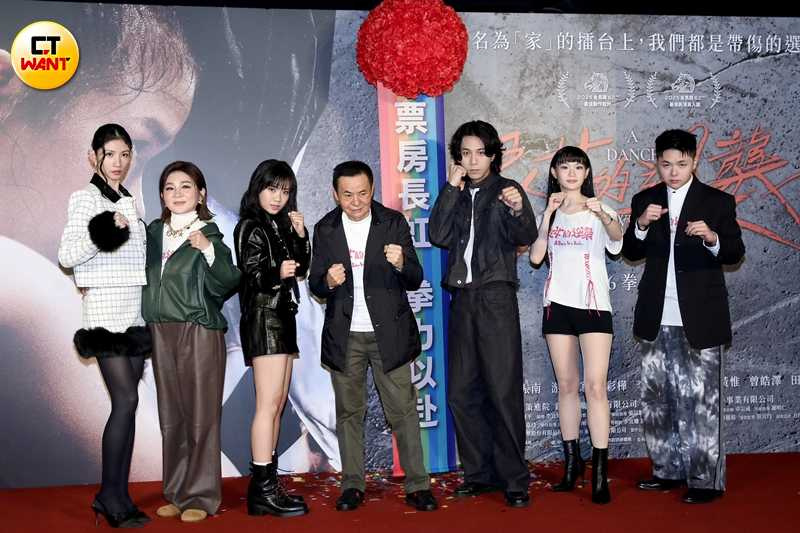 李千娜（左起）、王彩樺、林怡婷、蔡振南、曾皓澤、黃惟、田翔元一同出席《恨女的逆襲》電影首映會。（圖／侯世駿攝）