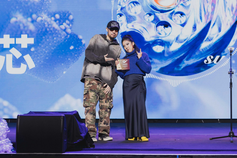 MC HotDog熱狗頒獎給李竺芯。（圖／StreetVoice街聲提供）