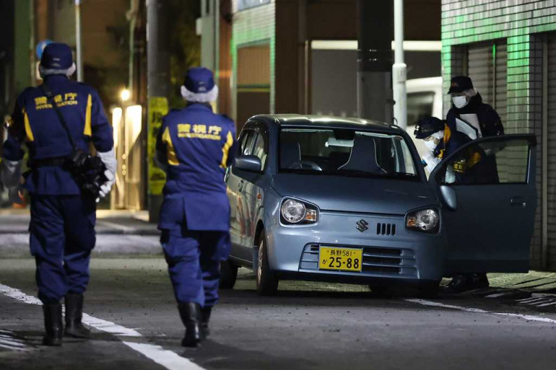 案發地點附近發現一輛被棄置的藍色輕型汽車,警方懷疑為嫌犯作案後棄車逃逸所用,目前已封鎖現場進行鑑識。